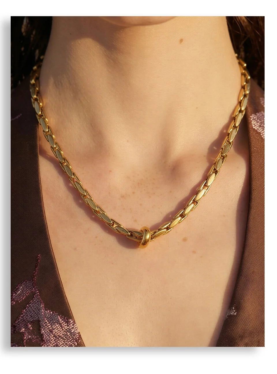 Geometric chain necklace in gold-plated stainless steel.