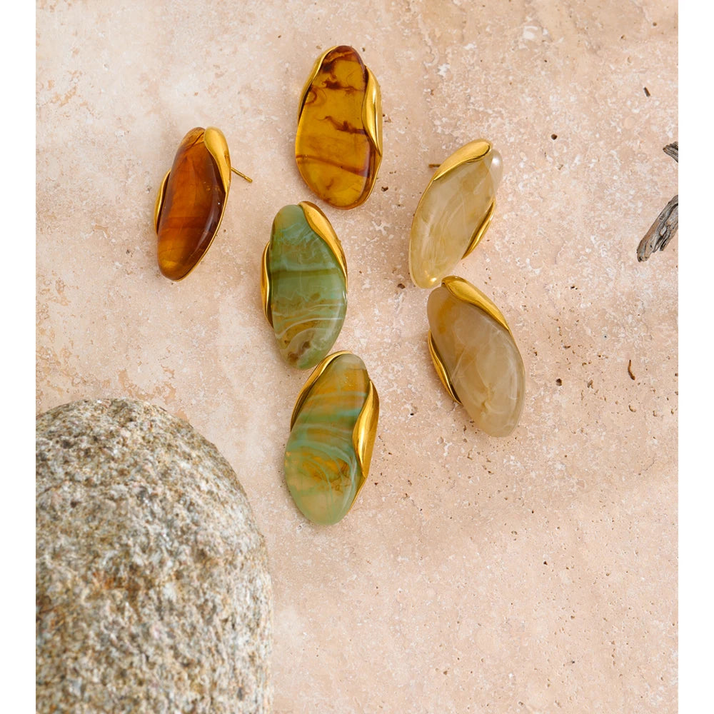 Resin geometric earrings in gold-plated stainless steel with resin.