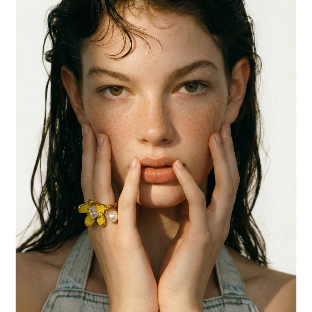 Cubic zirconia enamel flower ring in gold-plated stainless steel with cubic zirconia and enamel.