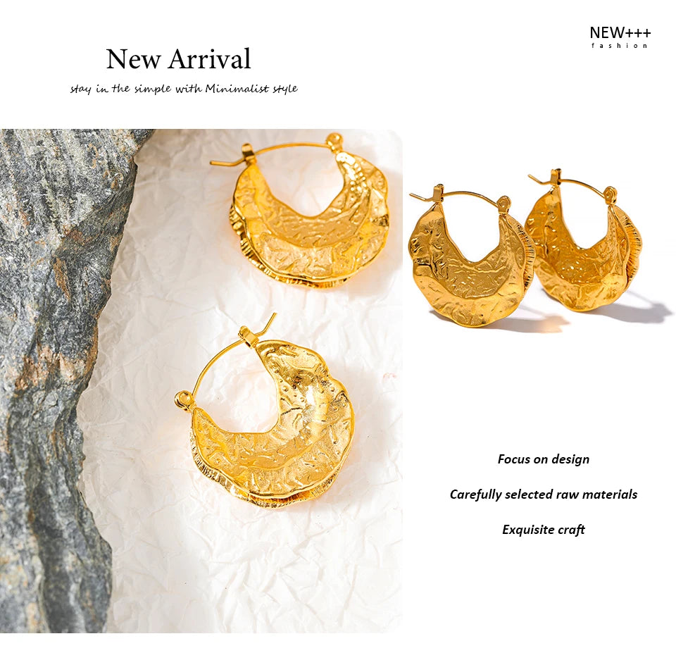 Geometric earrings in 18K gold-plated stainless steel.