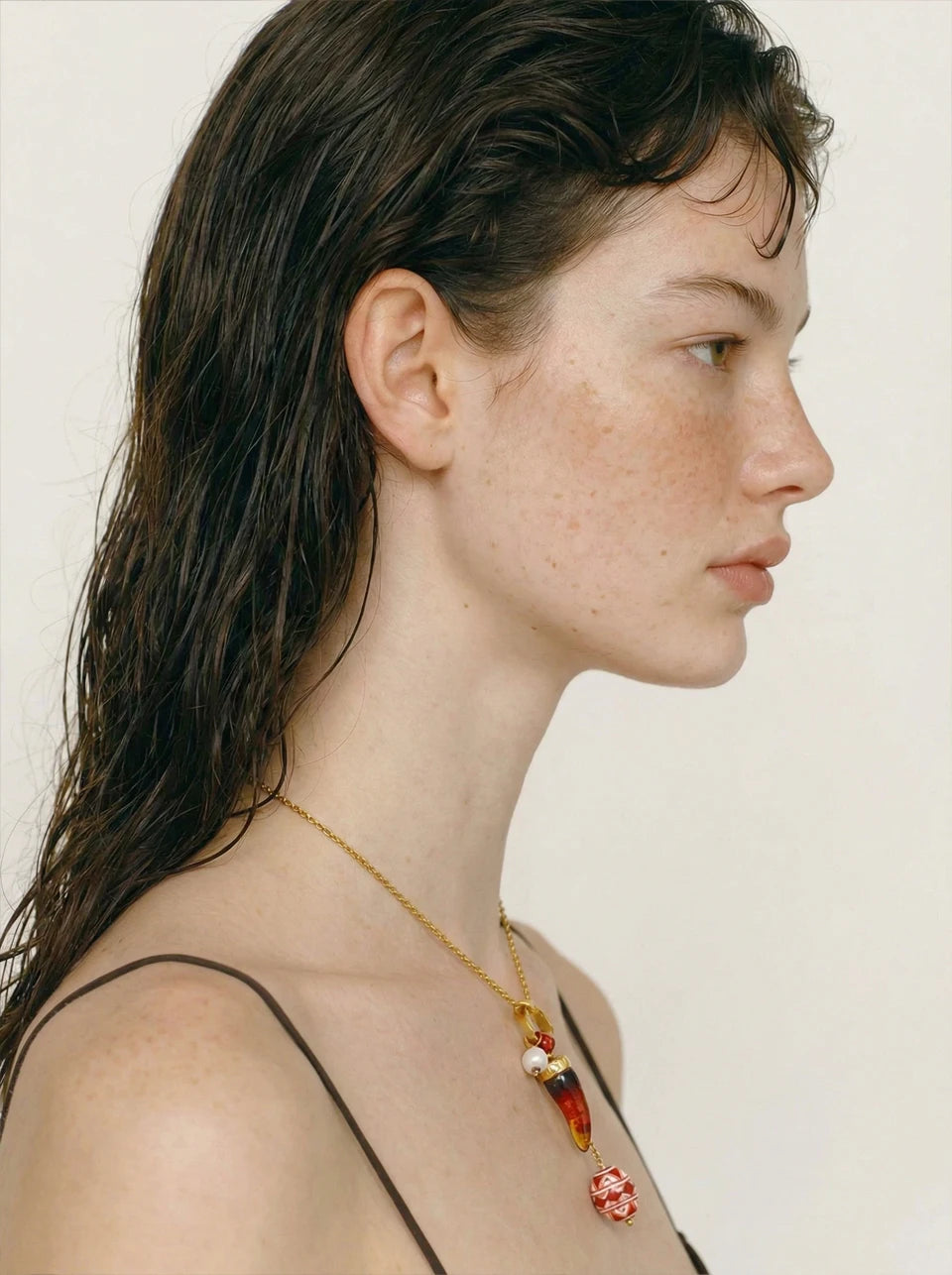 Resin geometric necklace in gold-plated stainless steel with resin.