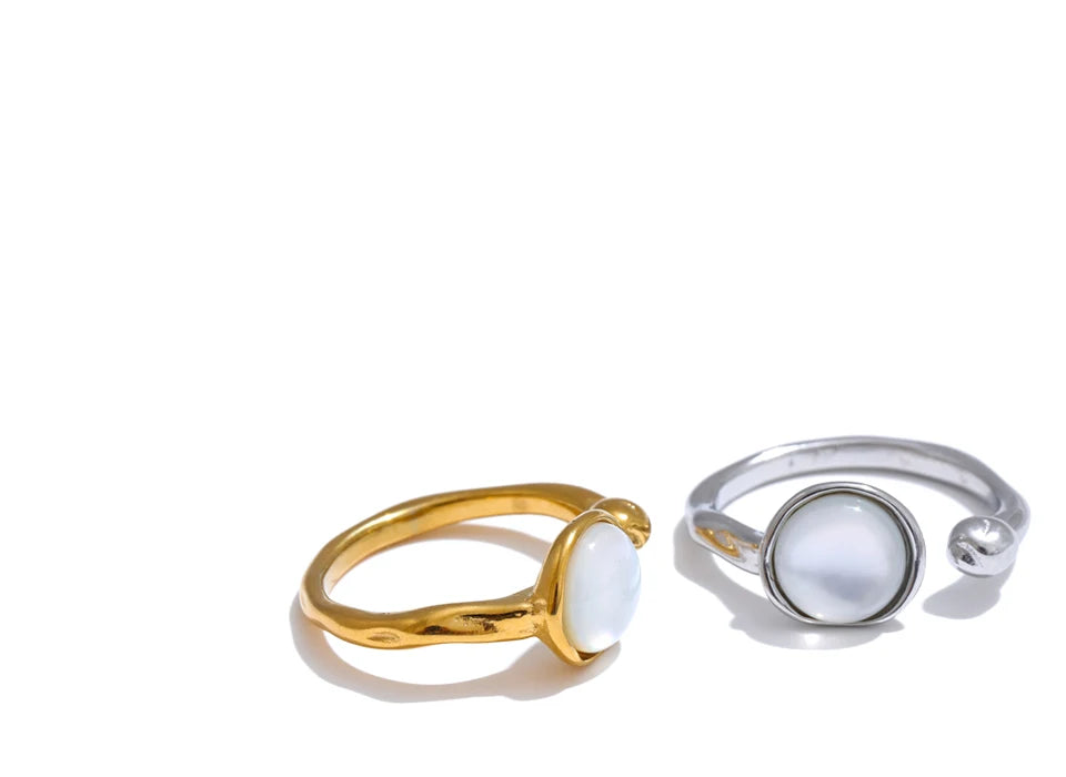 Shell geometric ring in 18K gold-plated stainless steel with shell.