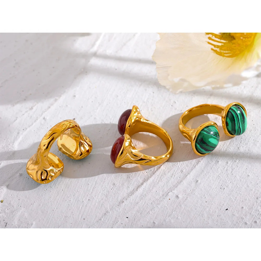 Red natural stone vintage ring in 18K gold-plated stainless steel with natural stone.