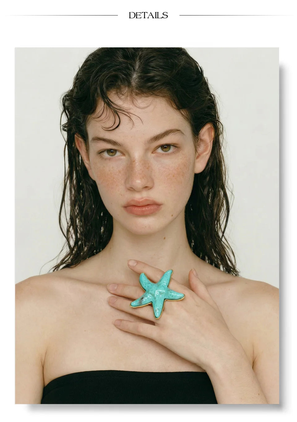 Resin acrylic star ring in 18K gold-plated stainless steel with resin and acrylic.