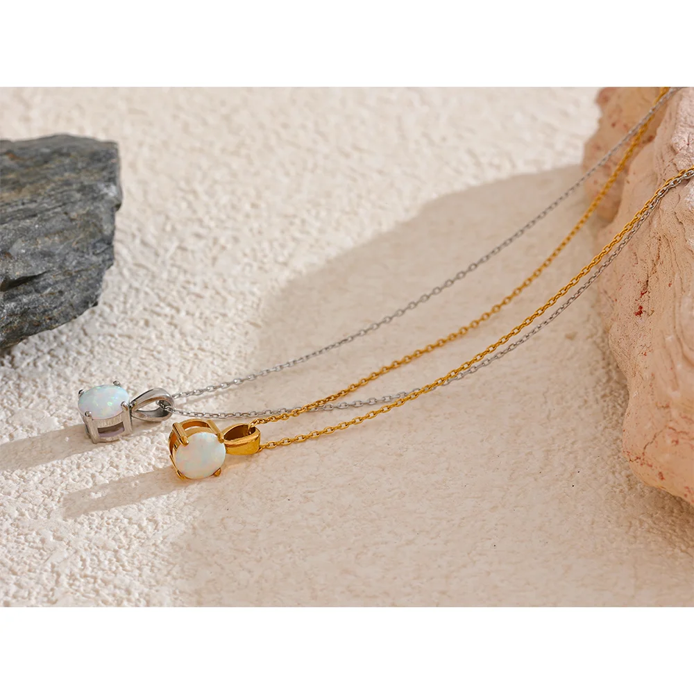 Natural stone geometric necklace in gold-plated stainless steel with natural stone.