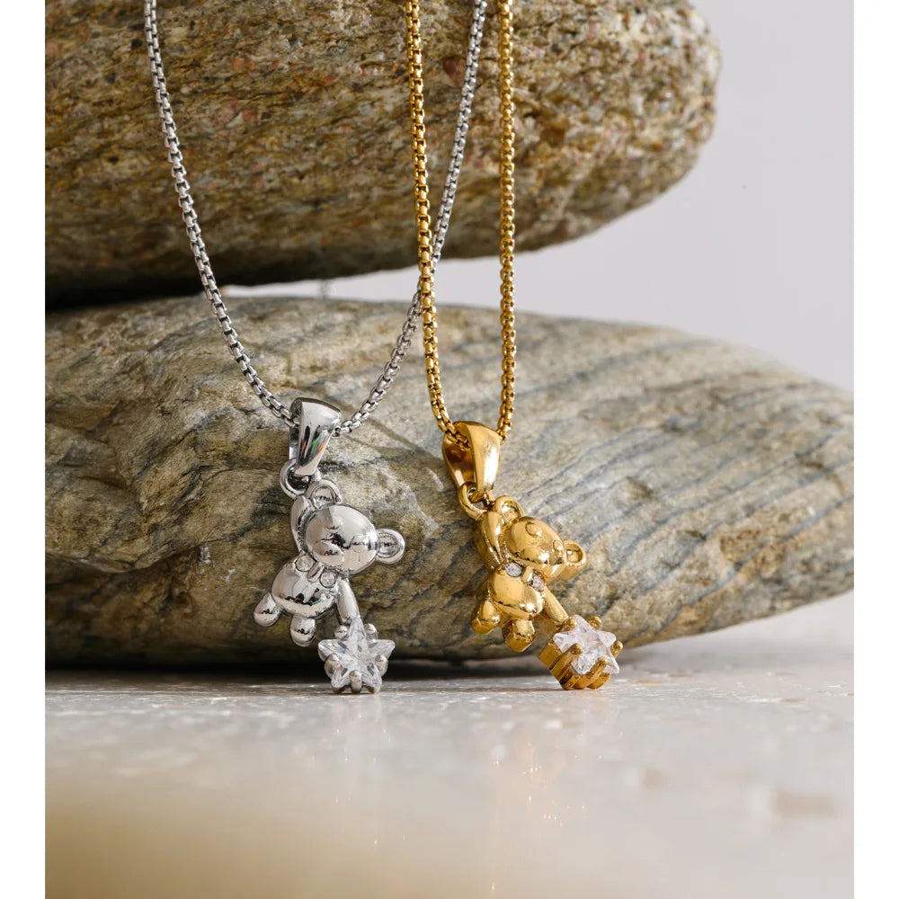 Cubic zirconia star geometric necklace in gold-plated stainless steel with cubic zirconia.