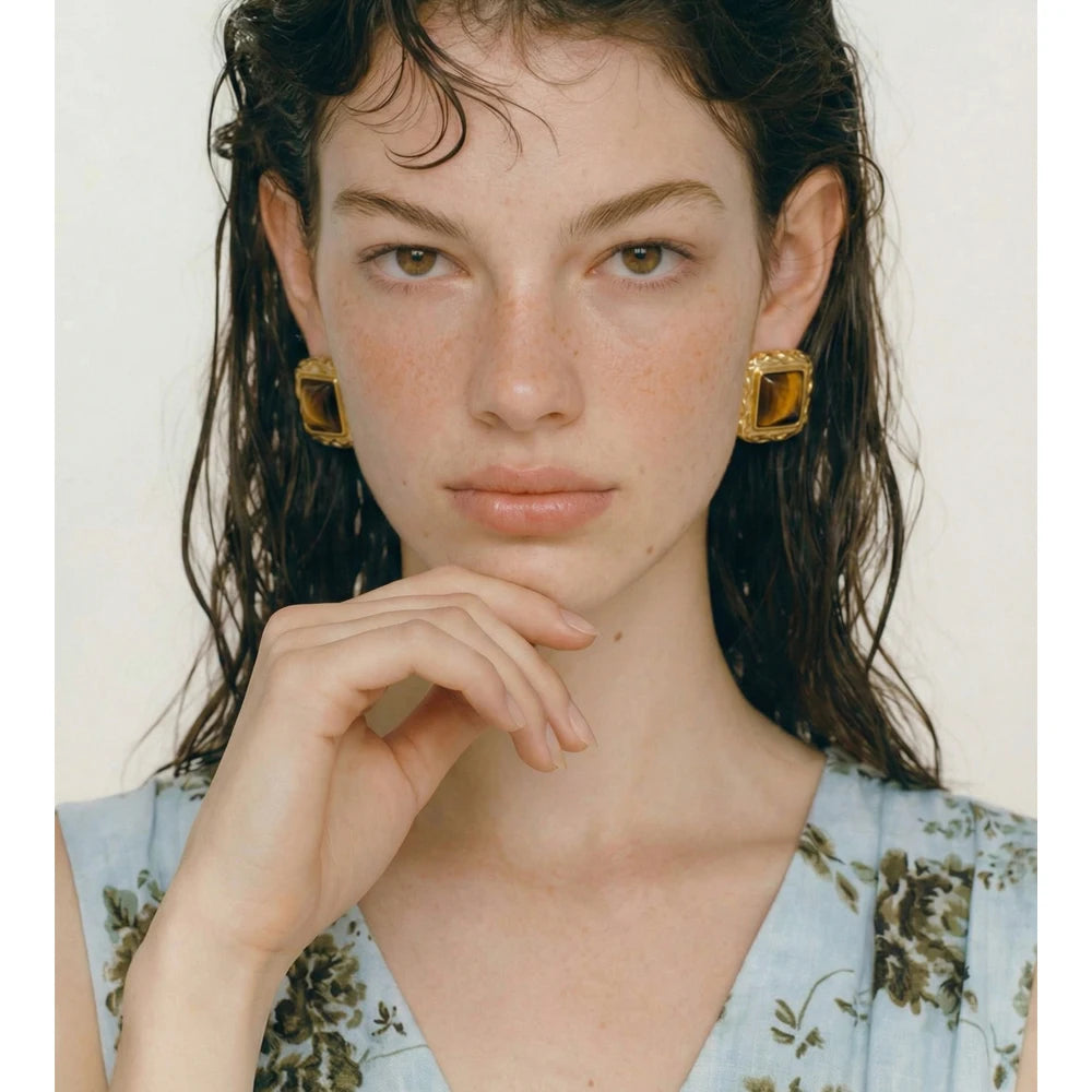 Natural stone geometric earrings in gold-plated stainless steel with natural stone.