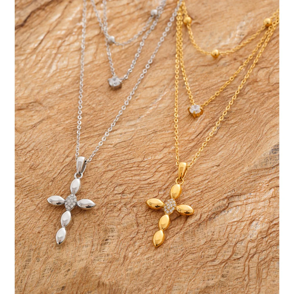 Cubic zirconia cross chain necklace in gold-plated stainless steel with cubic zirconia.