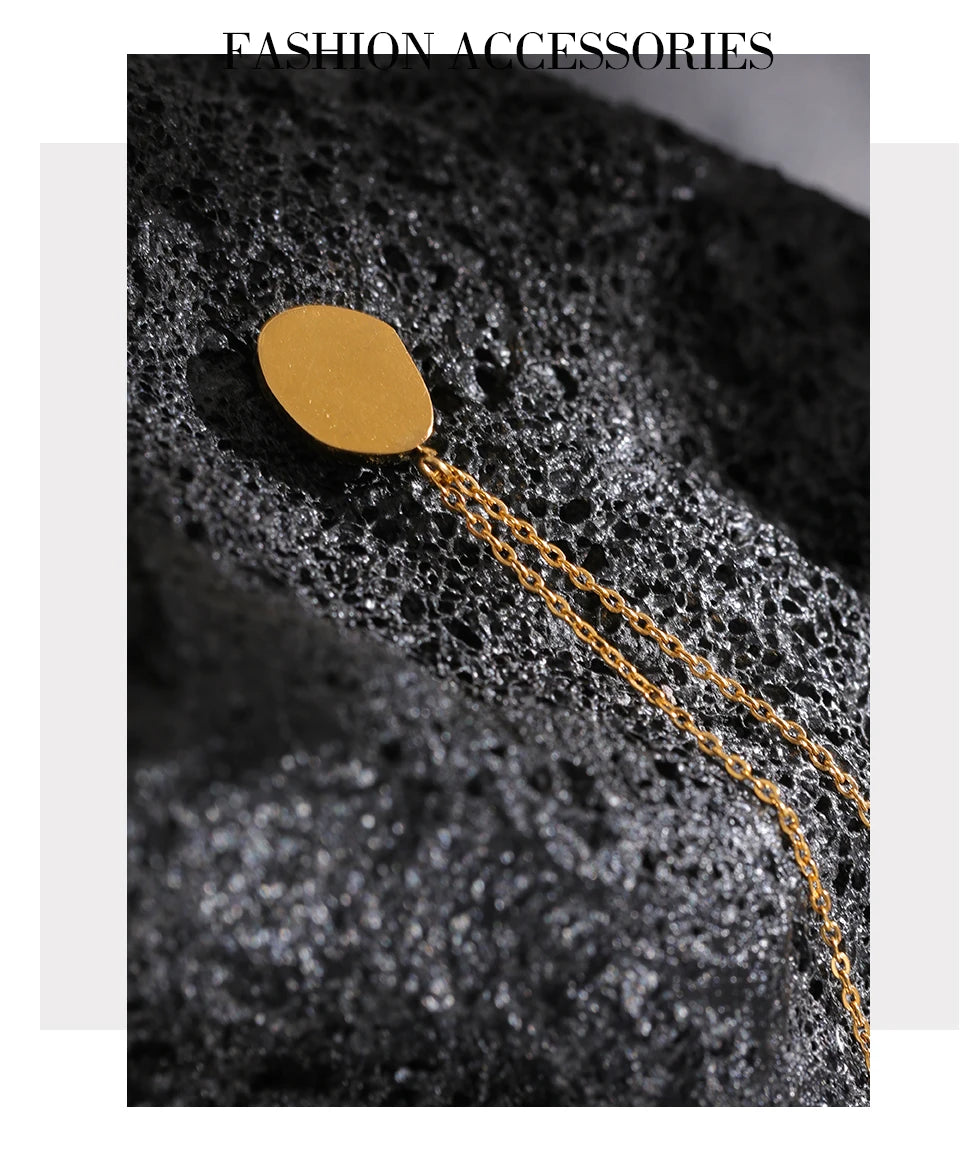 Natural stone minimalist geometric necklace in gold-plated stainless steel with natural stone.