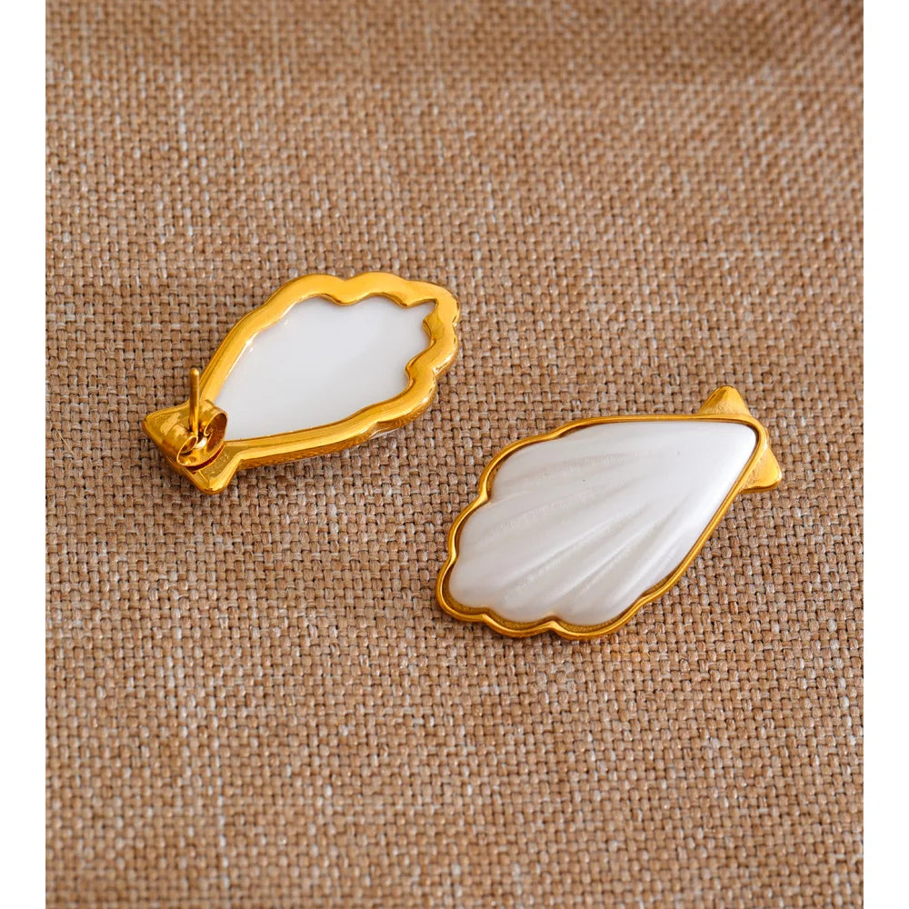 Pearl shell geometric earrings in gold-plated stainless steel with pearl and shell.