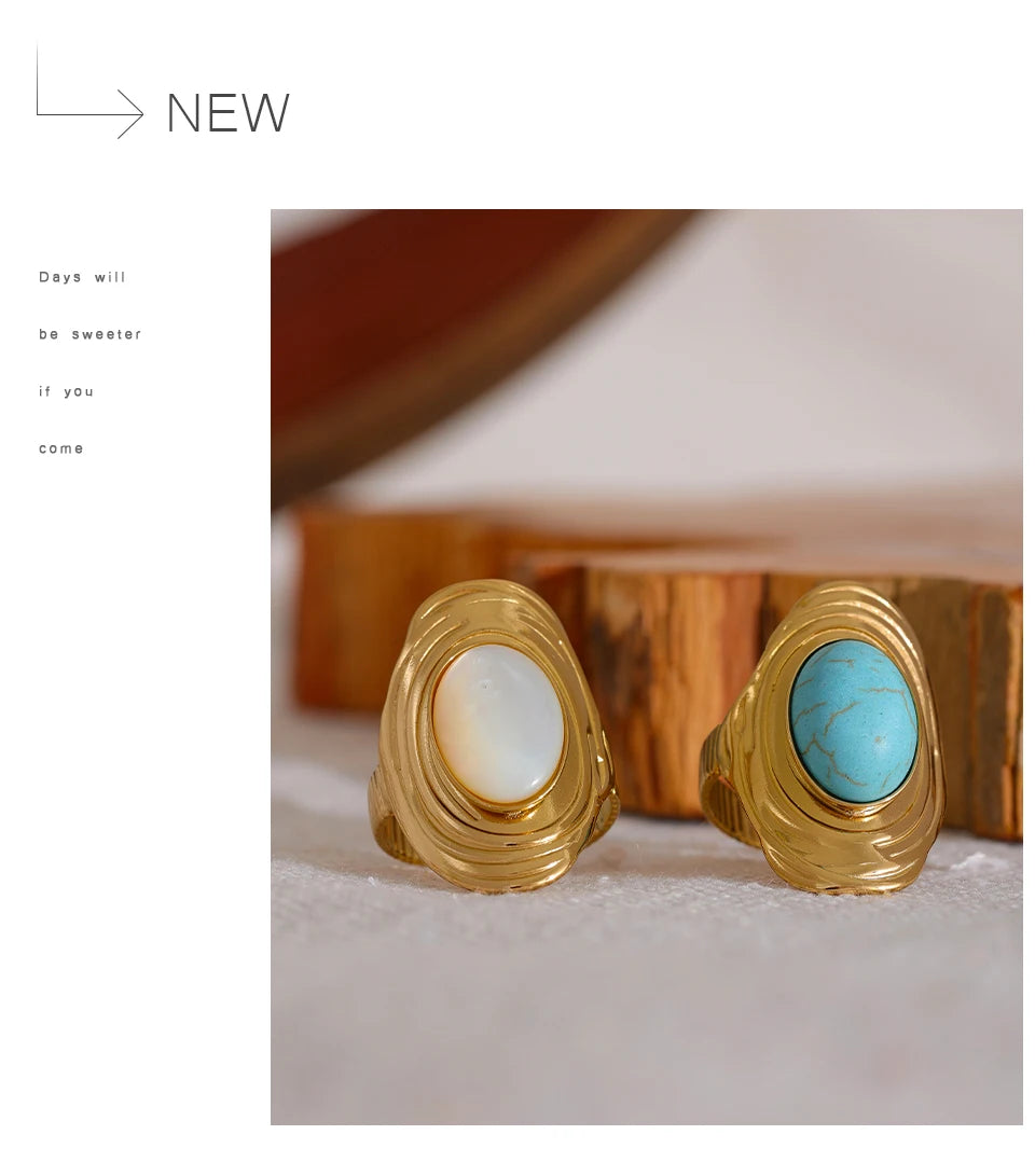 Green natural stone geometric ring in 18K gold-plated stainless steel with natural stone.