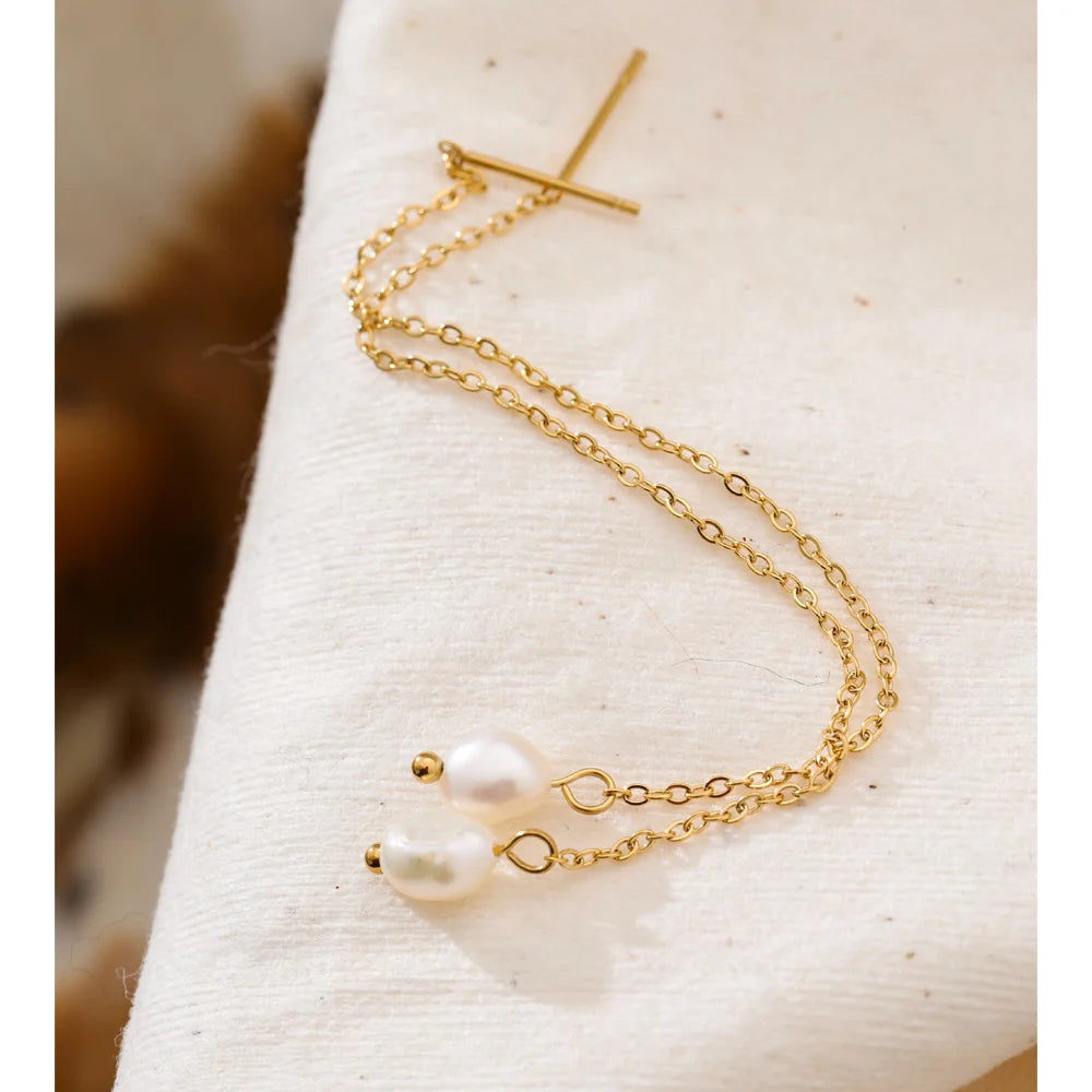 Freshwater pearl geometric chain earrings in gold-plated stainless steel with freshwater pearl.