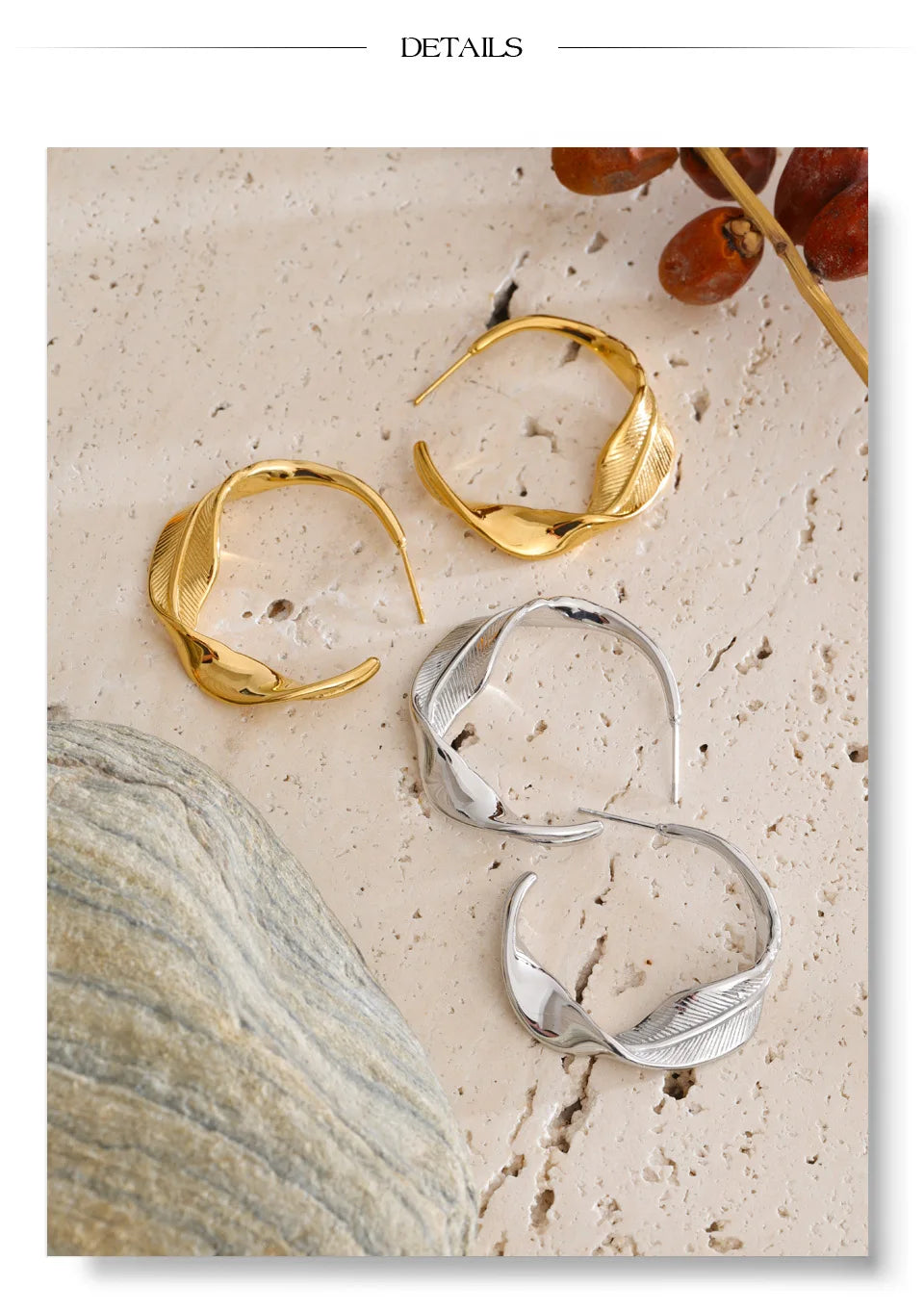 Geometric earrings in gold-plated stainless steel.