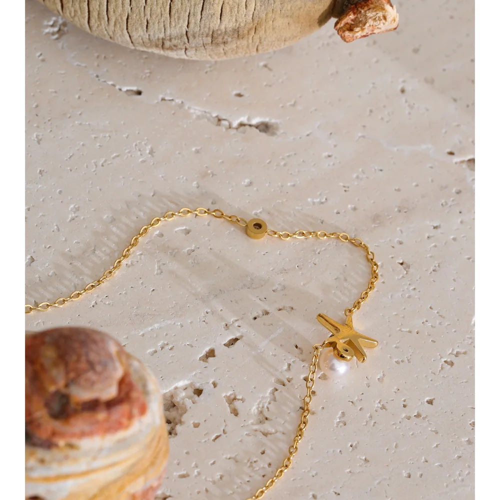 Freshwater pearl star geometric necklace in gold-plated stainless steel with freshwater pearl.