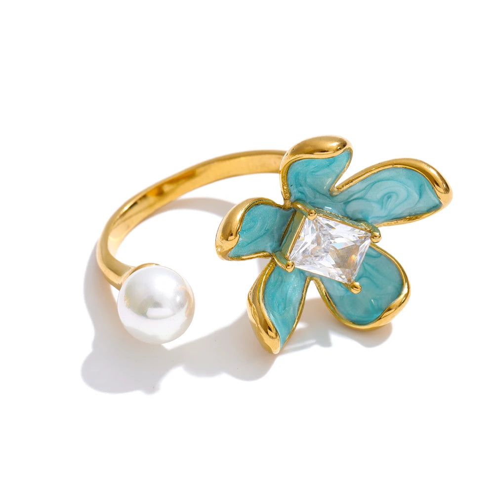 Cubic zirconia enamel flower ring in gold-plated stainless steel with cubic zirconia and enamel.