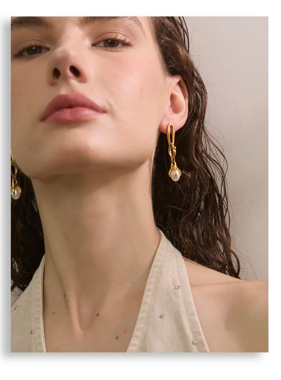Pearl geometric earrings in gold-plated stainless steel with pearl.