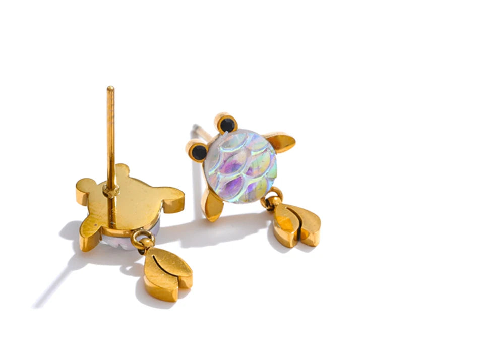 Resin multi-color geometric earrings in gold-plated stainless steel with resin.