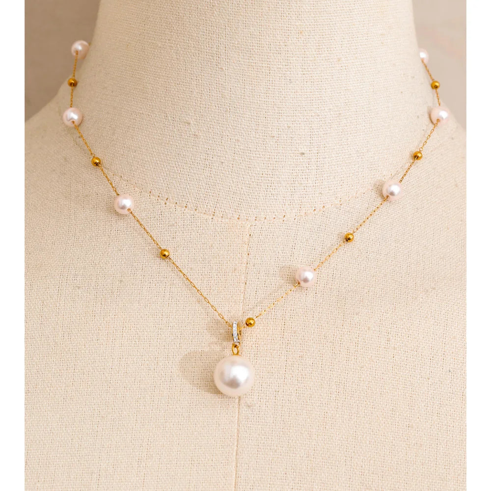 Pearl geometric chain necklace in gold-plated stainless steel with pearl.