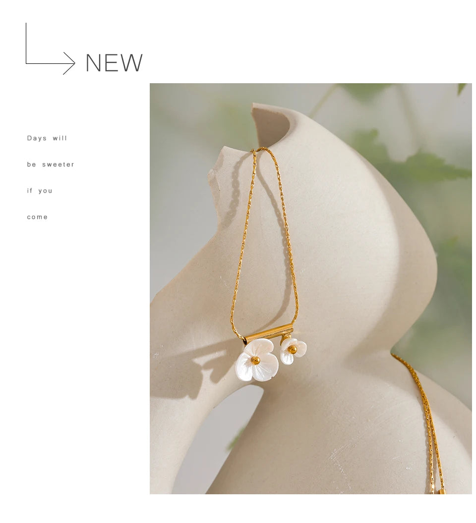 Shell resin flower necklace in gold-plated stainless steel with shell and resin.
