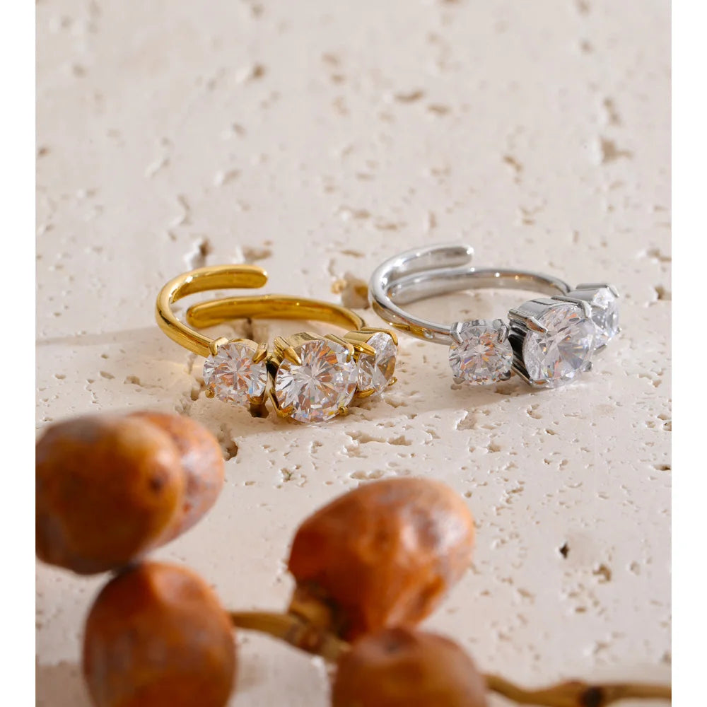 Cubic zirconia minimalist geometric ring in 18K gold-plated stainless steel with cubic zirconia.