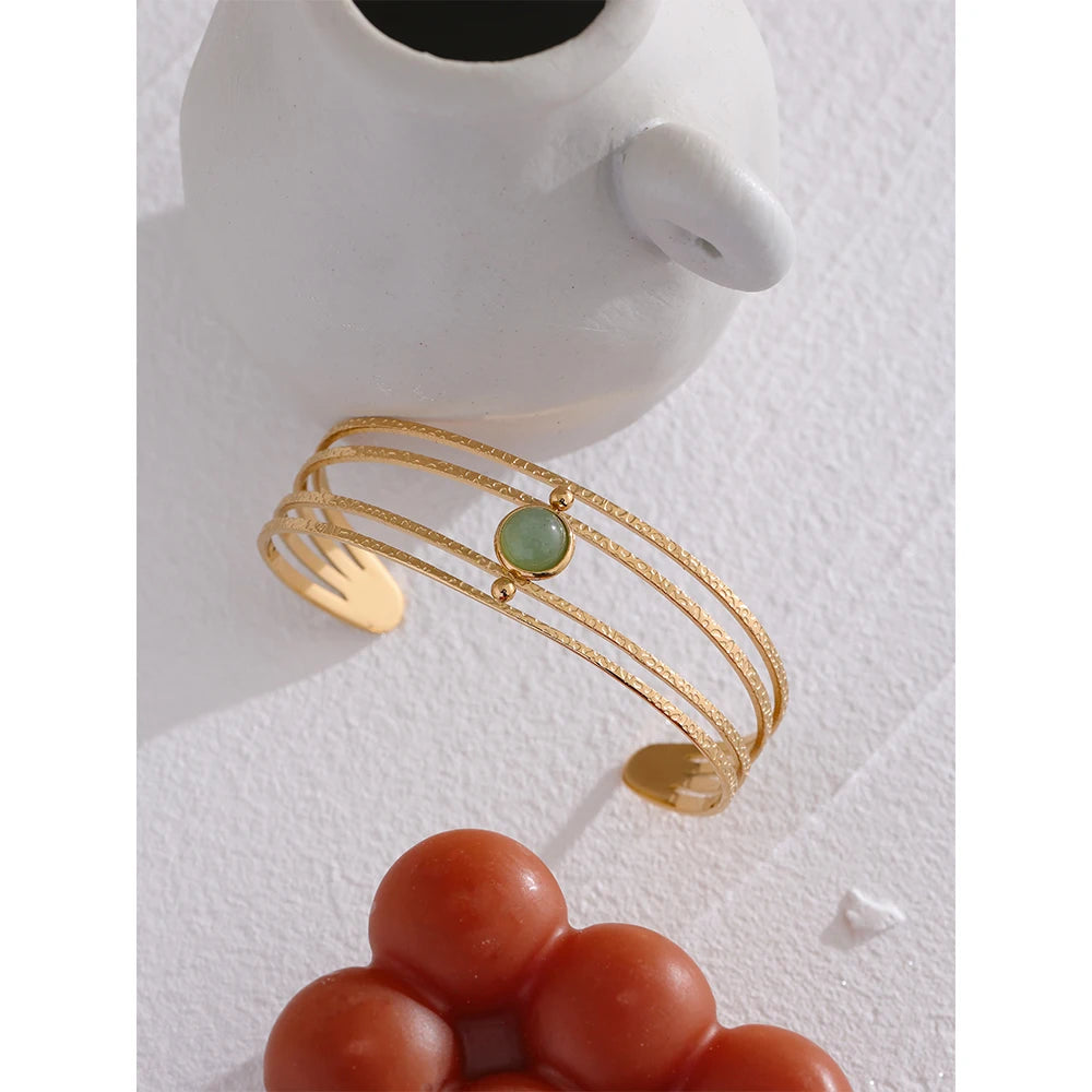 Green natural stone boho bracelet in gold-plated stainless steel with natural stone.