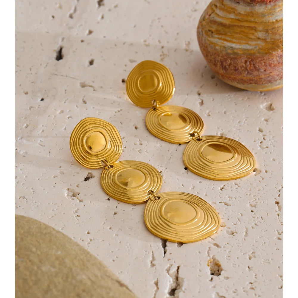 Geometric earrings in gold-plated stainless steel.
