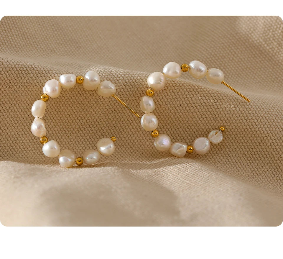 Freshwater pearl geometric earrings in gold-plated stainless steel with freshwater pearl.