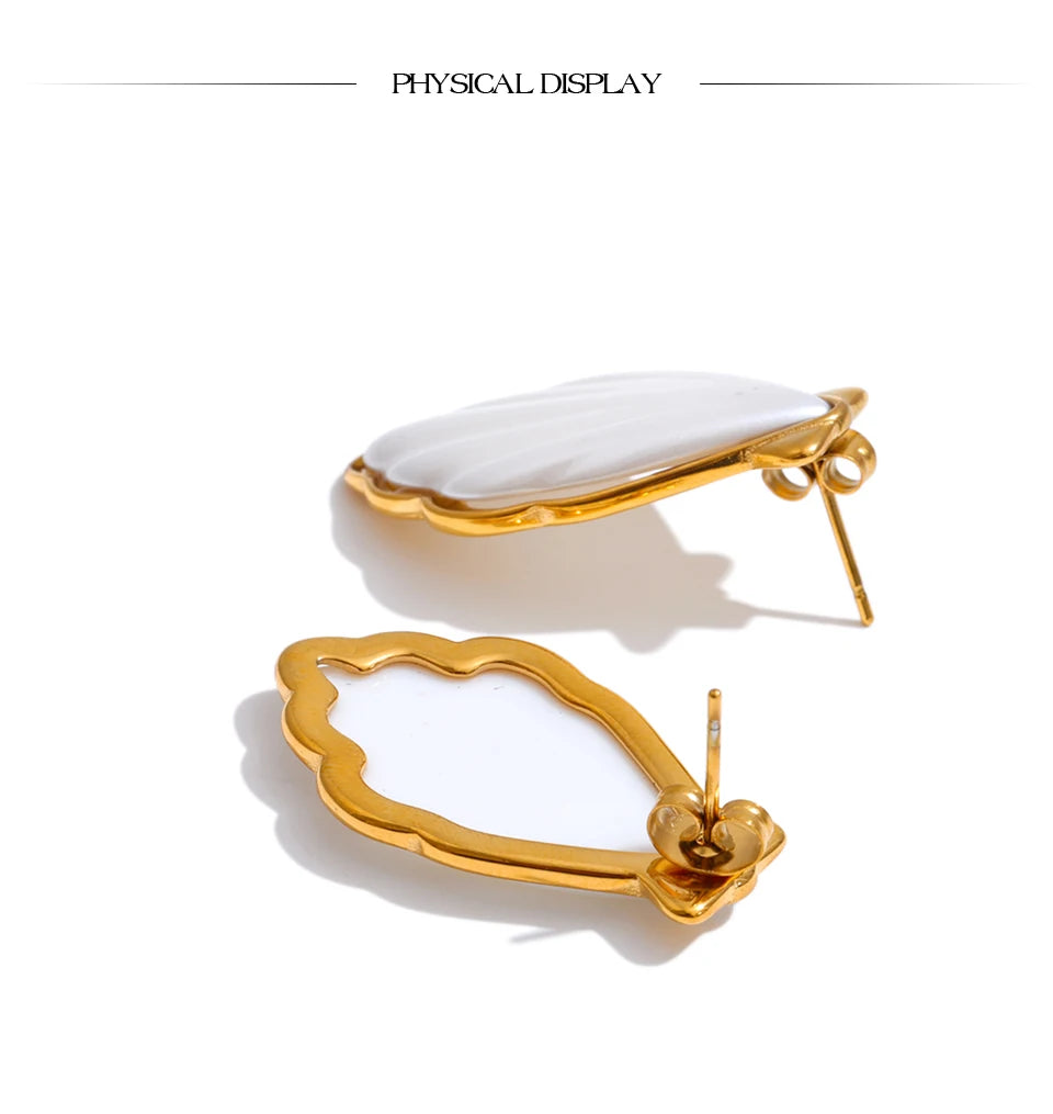 Pearl shell geometric earrings in gold-plated stainless steel with pearl and shell.