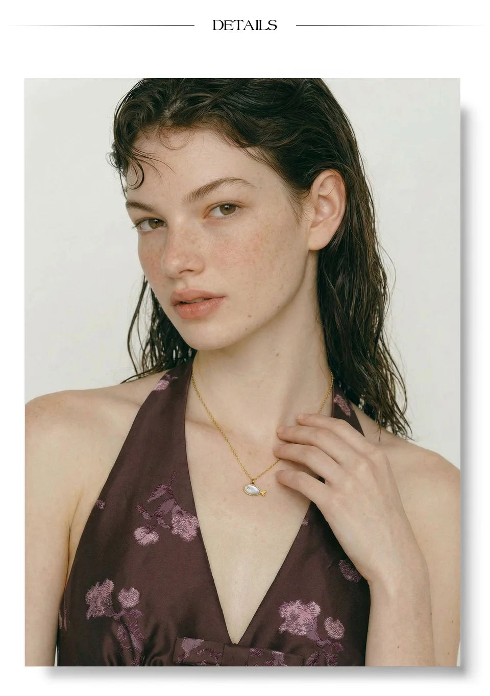 Shell geometric necklace in gold-plated stainless steel with shell.