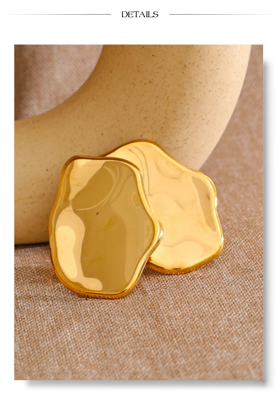 Geometric earrings in gold-plated stainless steel.