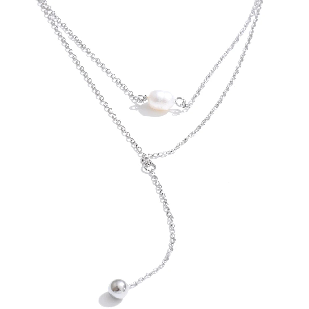 Freshwater pearl geometric chain necklace in gold-plated stainless steel with freshwater pearl.