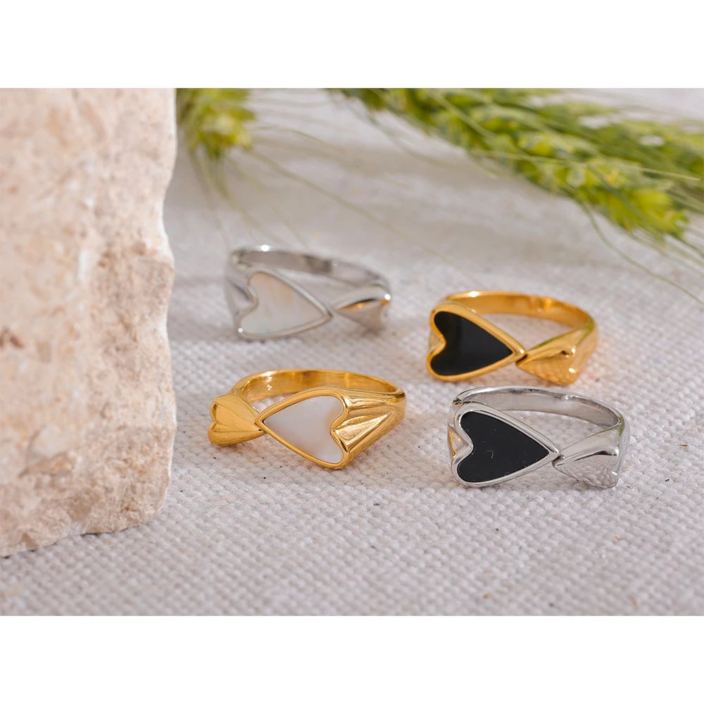 Shell acrylic heart ring in 18K gold-plated stainless steel with shell and acrylic.