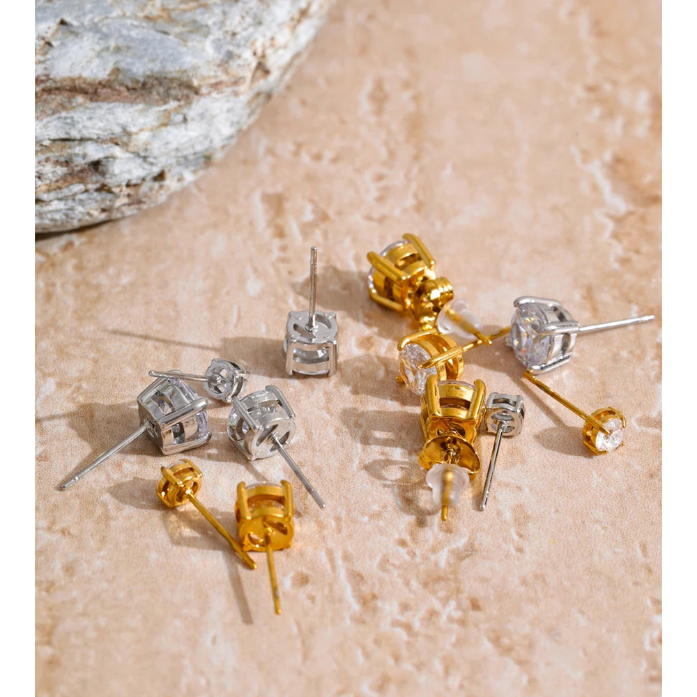 Cubic zirconia geometric earrings in gold-plated stainless steel with cubic zirconia.
