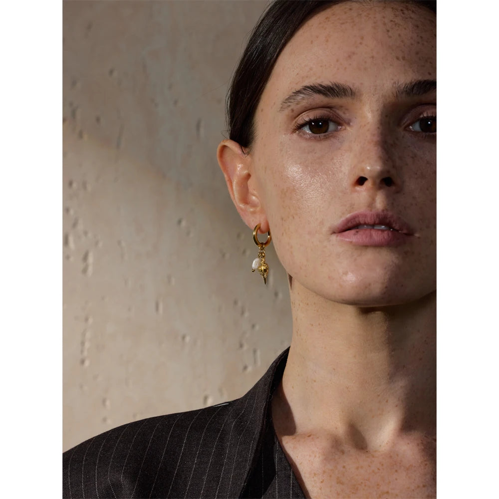 Freshwater pearl shell star earrings in gold-plated stainless steel with freshwater pearl and shell.