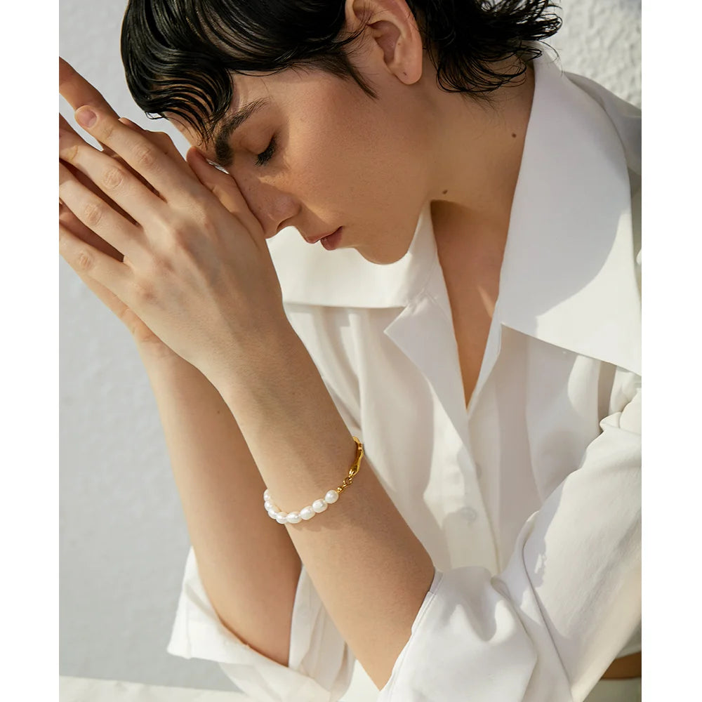 Freshwater pearl geometric bracelet in 18K gold-plated stainless steel with freshwater pearl.