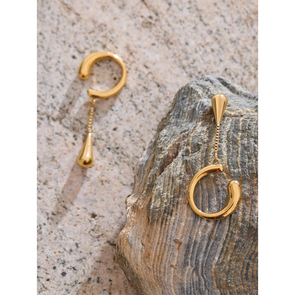 Geometric chain earrings in gold-plated stainless steel.