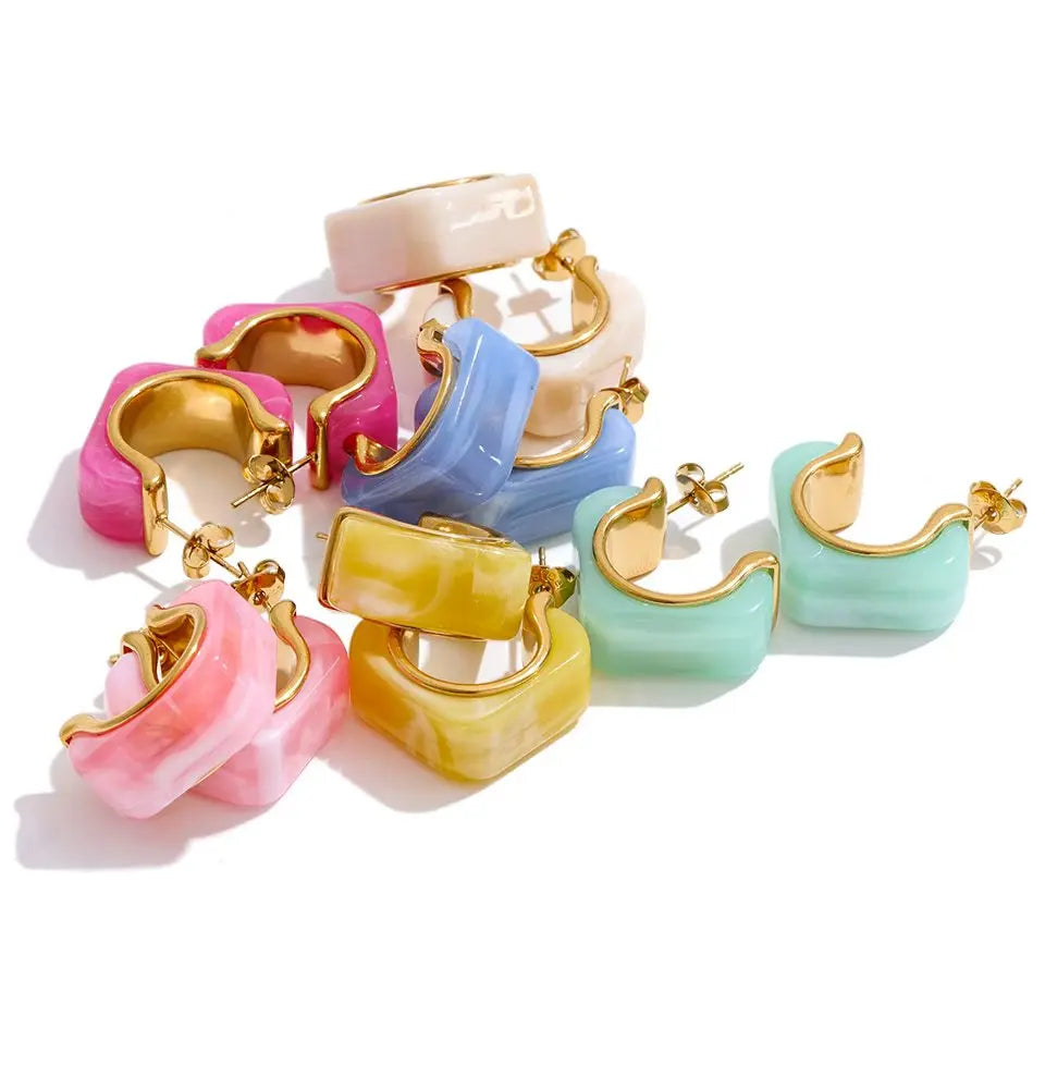 Resin acrylic geometric earrings in gold-plated stainless steel with resin and acrylic.