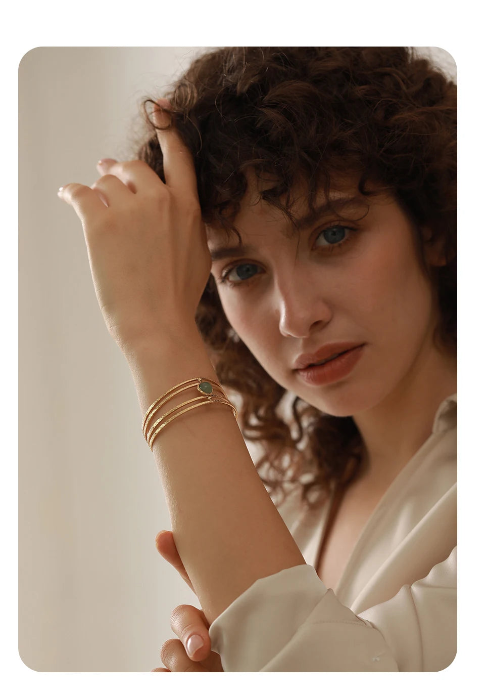 Green natural stone boho bracelet in gold-plated stainless steel with natural stone.