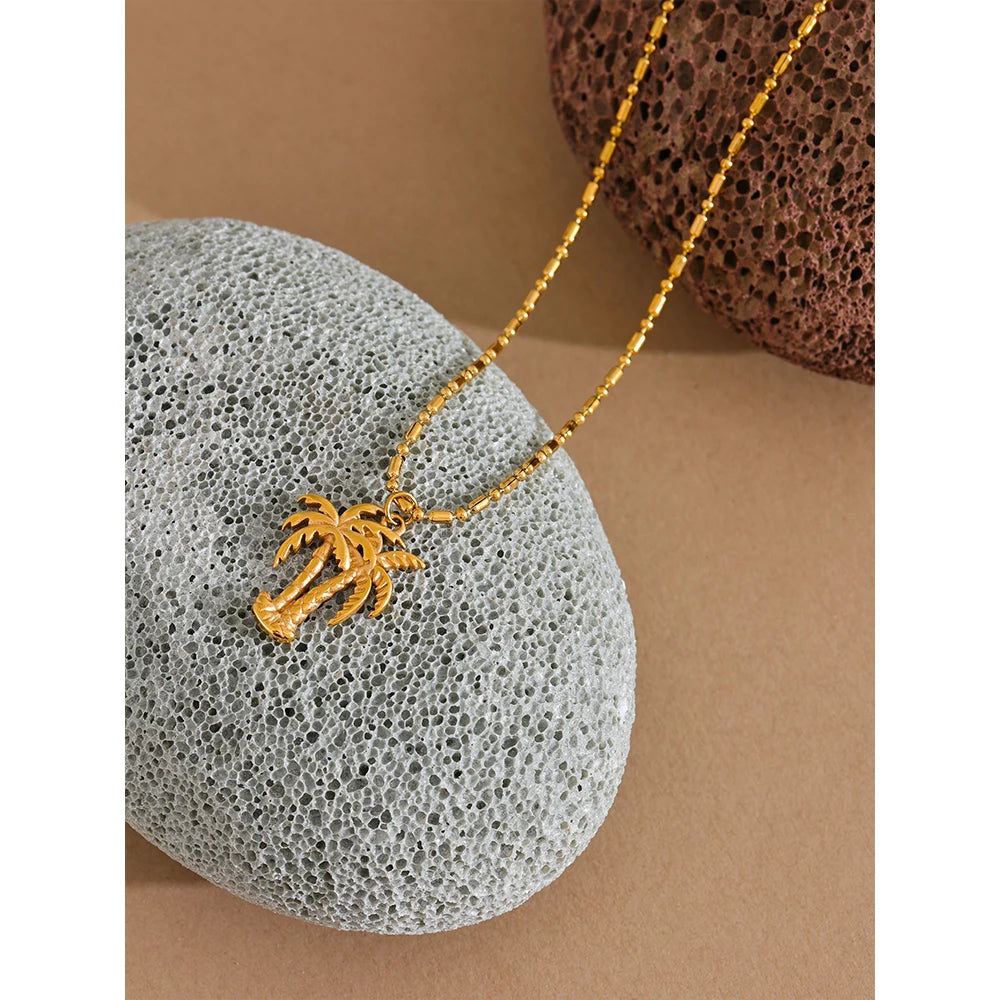 Geometric necklace in gold-plated stainless steel.