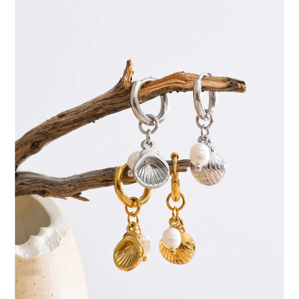 Freshwater pearl shell geometric earrings in gold-plated stainless steel with freshwater pearl and shell.