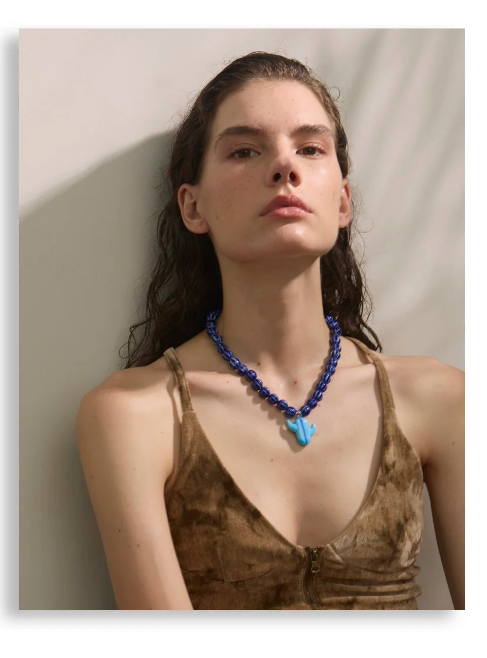 Blue beaded geometric necklace in gold-plated stainless steel.