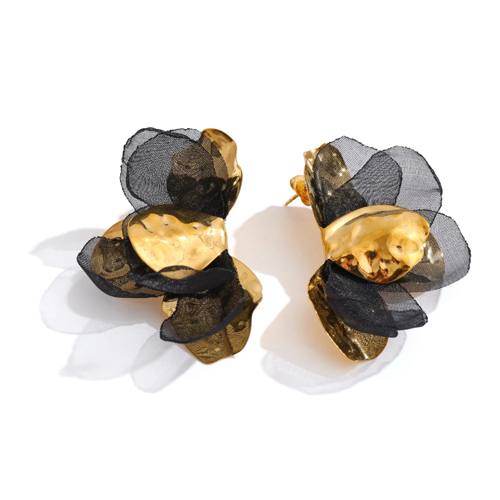 Flower earrings in gold-plated stainless steel.