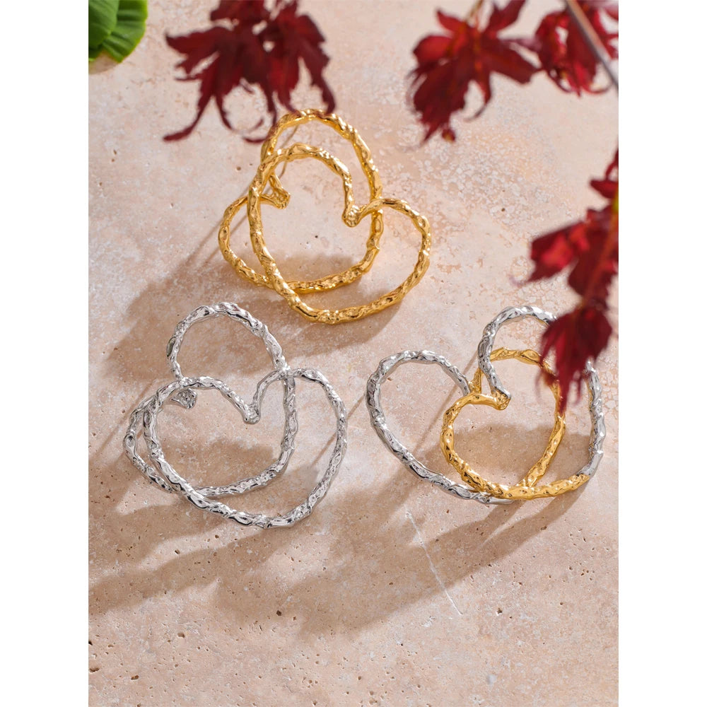 Heart minimalist earrings in gold-plated stainless steel.