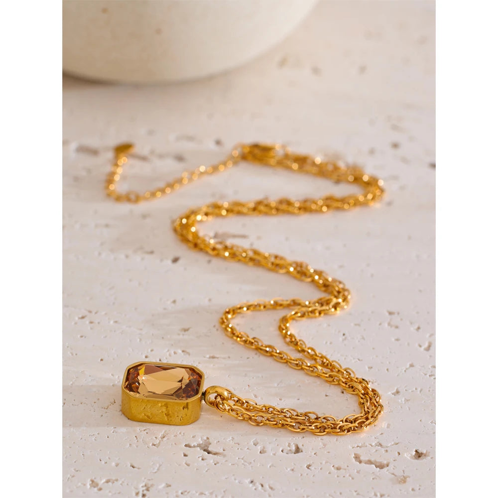 Cubic zirconia geometric necklace in gold-plated stainless steel with cubic zirconia.