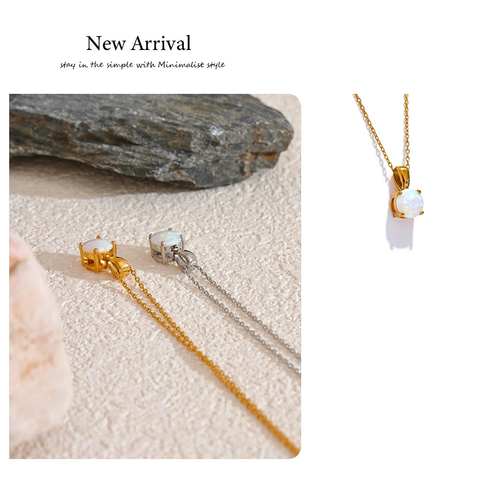 Natural stone geometric necklace in gold-plated stainless steel with natural stone.