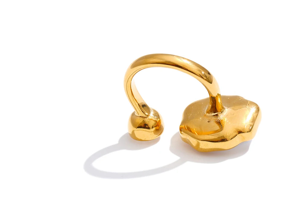 Cubic zirconia pearl geometric ring in 18K gold-plated stainless steel with pearl and cubic zirconia.
