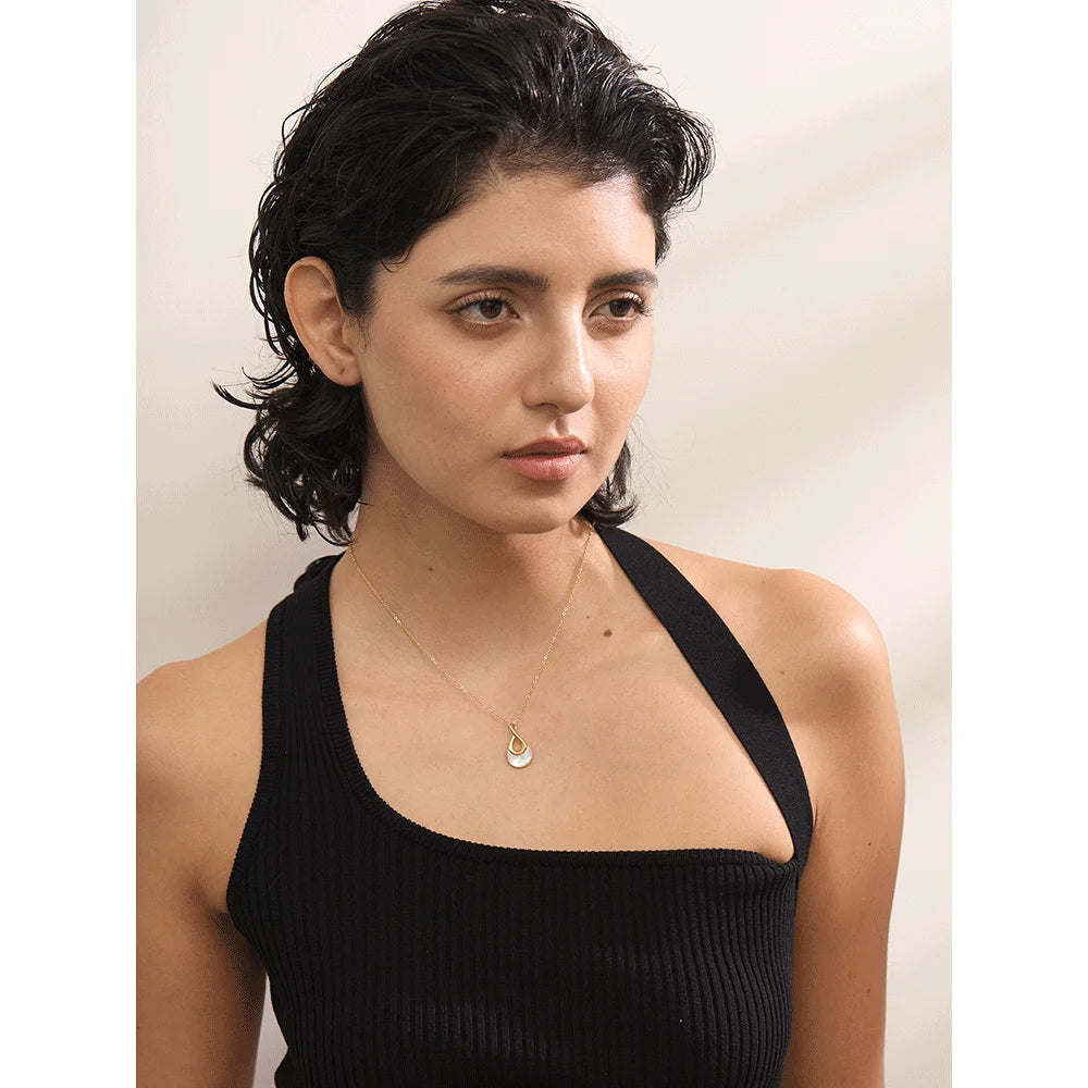 Shell natural stone geometric necklace in gold-plated stainless steel with natural stone and shell.
