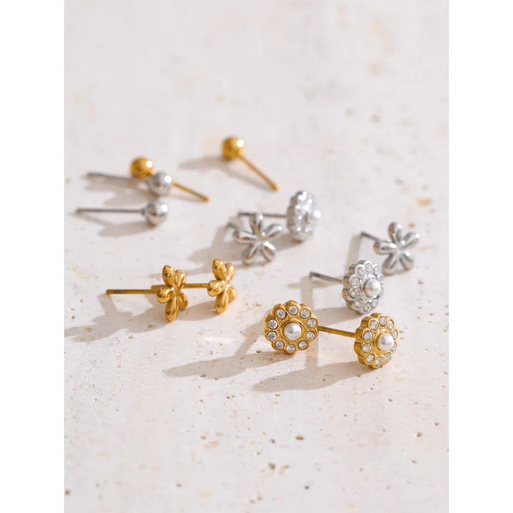 Cubic zirconia flower earrings in gold-plated stainless steel with cubic zirconia.