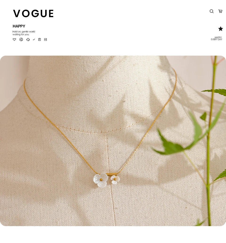 Shell resin flower necklace in gold-plated stainless steel with shell and resin.