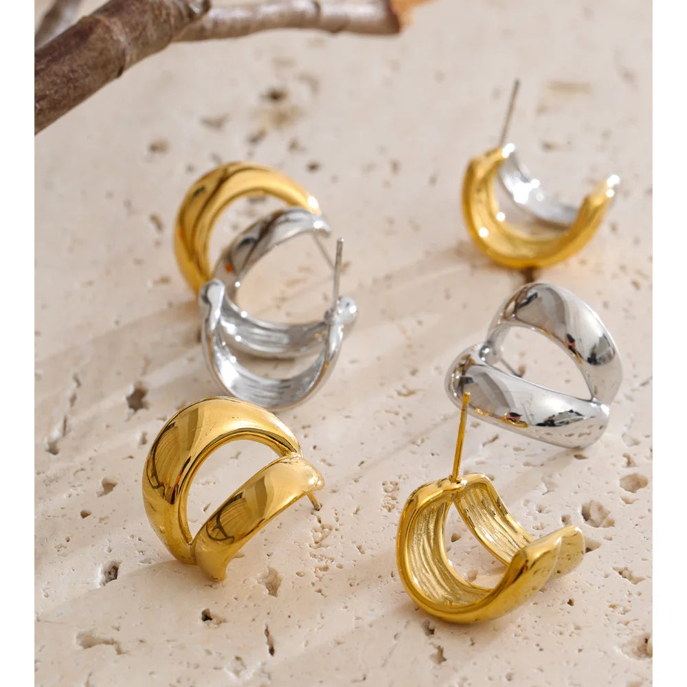 Geometric earrings in gold-plated stainless steel.